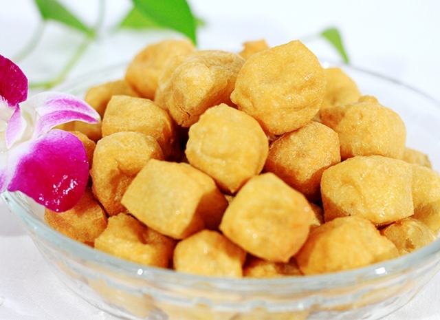 豆腐泡怎么批發(fā)制作，用豆制品油炸機輕松解決